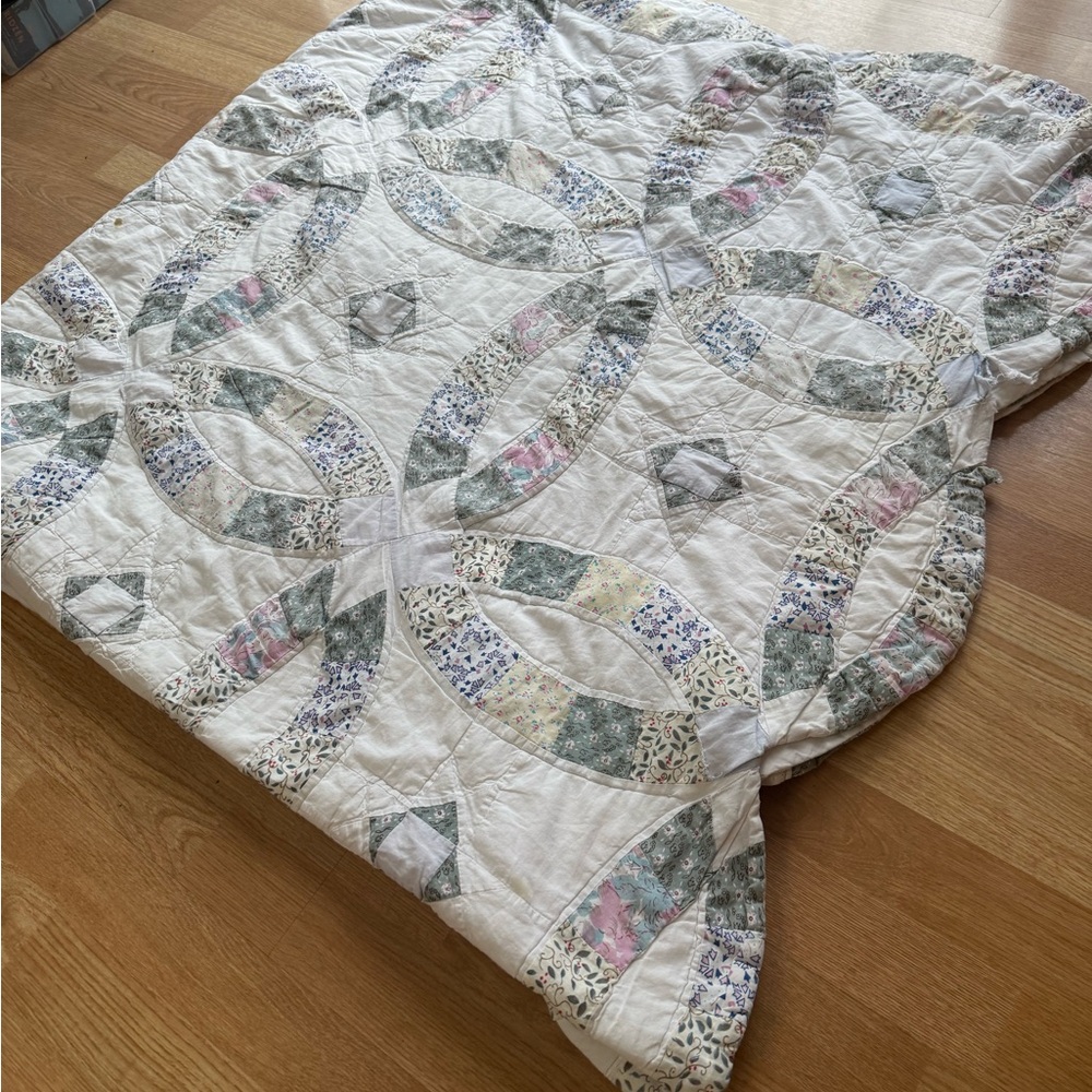 80x80 Gorgeous Vintage Double Wedding Ring Quilt - Needs Repair/Has a Few Stains - Picture 5 of 8